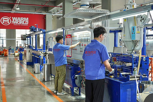 工人在操作电伴热带护套挤出设备 环瑞电热供图 工人在操作电伴热带护套挤出设备 环瑞电热供图